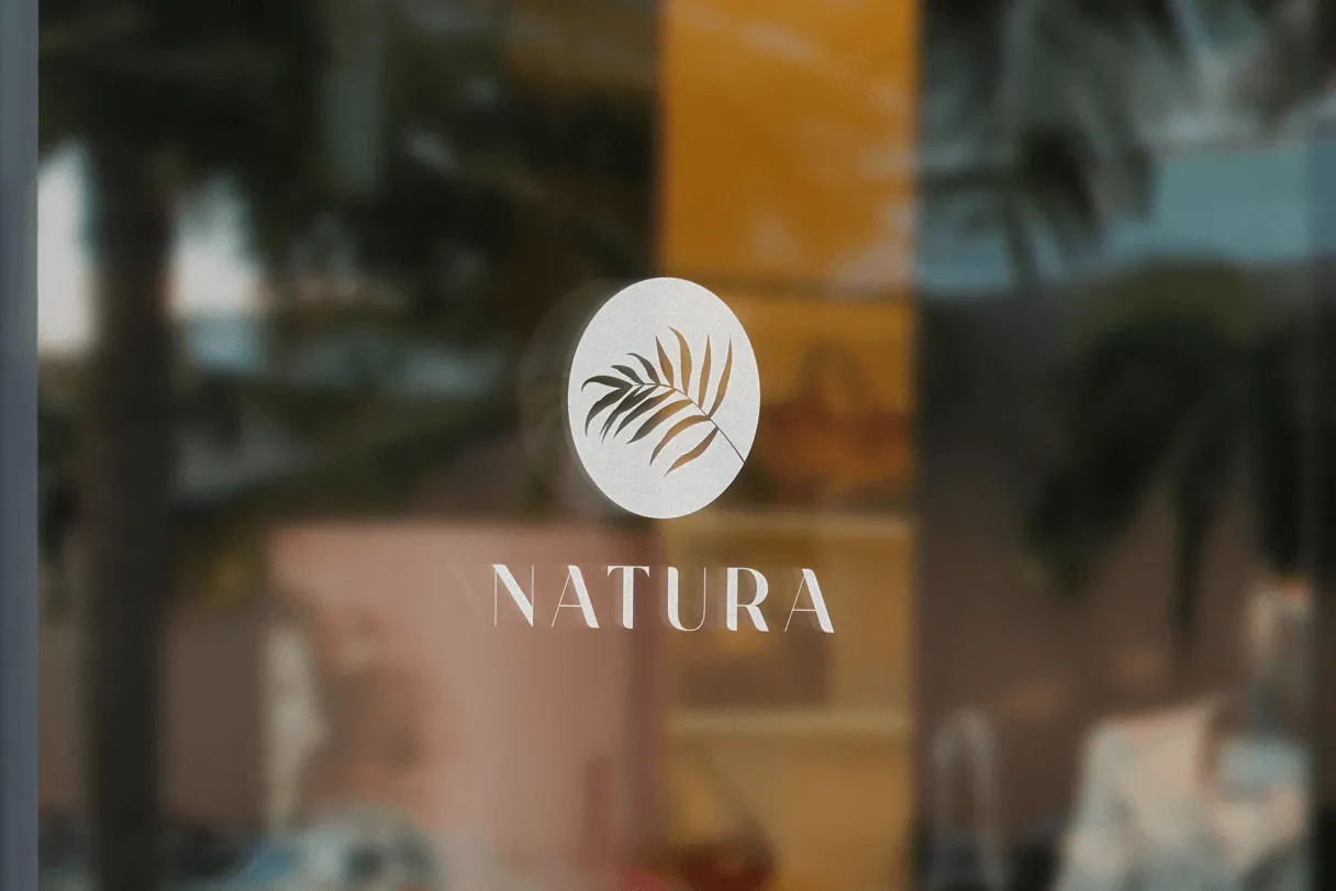 Logo Natura apposé sur une vitrine de magasin.